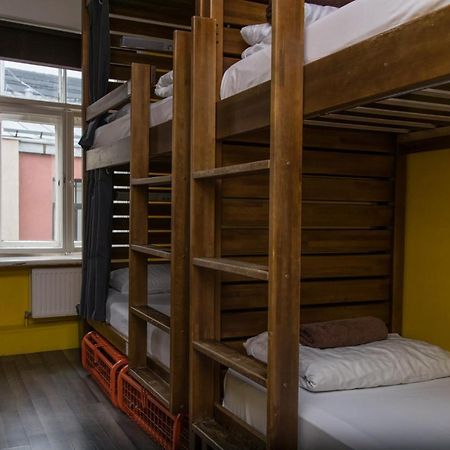 Naughty Squirrel Backpackers Hostel Riga Exterior photo