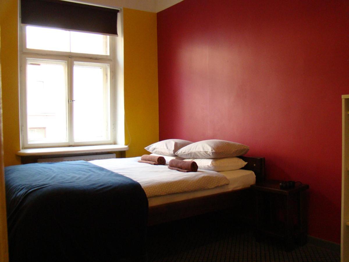 Naughty Squirrel Backpackers Hostel Riga Exterior photo