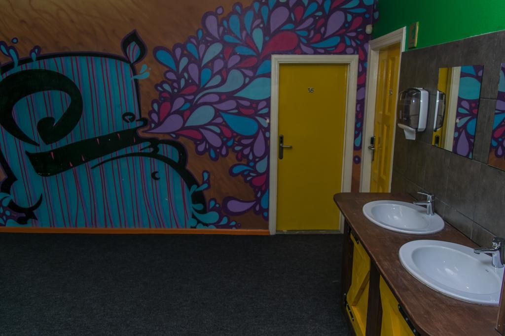 Naughty Squirrel Backpackers Hostel Riga Exterior photo