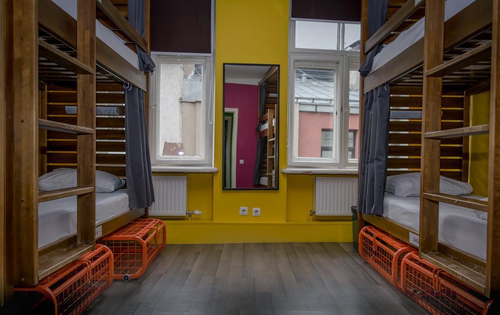 Naughty Squirrel Backpackers Hostel Riga Room photo